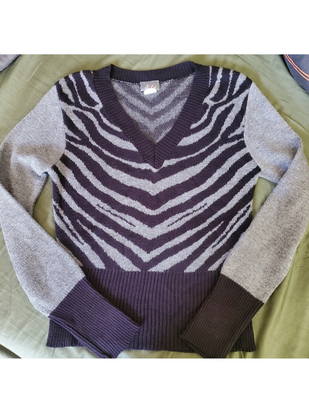 Junior L Dots '00s Fashion V-Neck Zebra Stripe Sweater